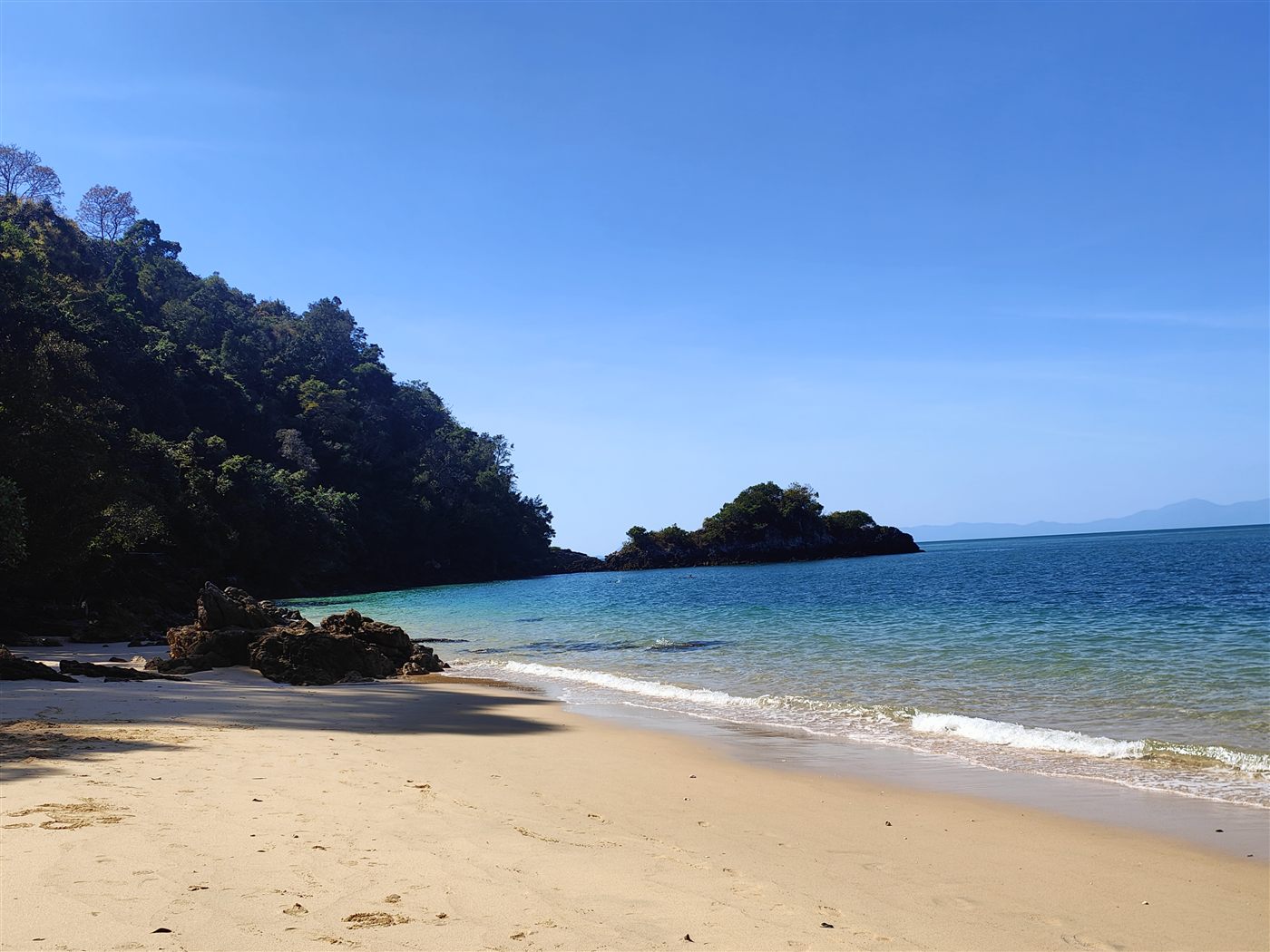 Einsamer Strandabschnitt am Ao Kwang Peeb Beach auf Koh Phayam